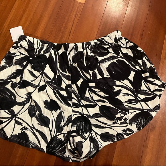 NWT Women’s Tulip Black and White Short Pajama Set Size Medium - Picture 7 of 7